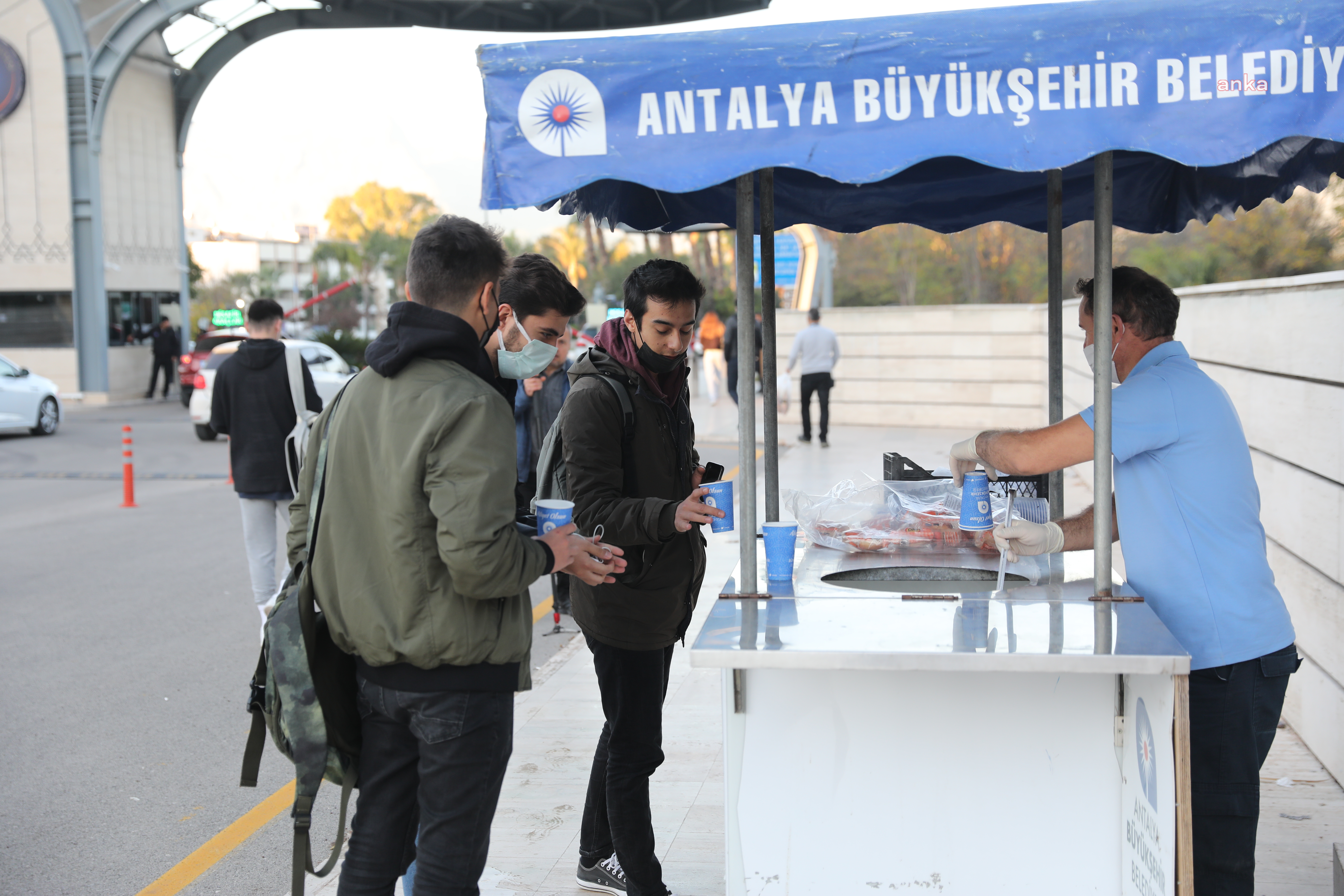 ANTALYA BÜYÜKŞEHİR'DEN ÜNİVERSİTELİLERE SICAK ÇORBA