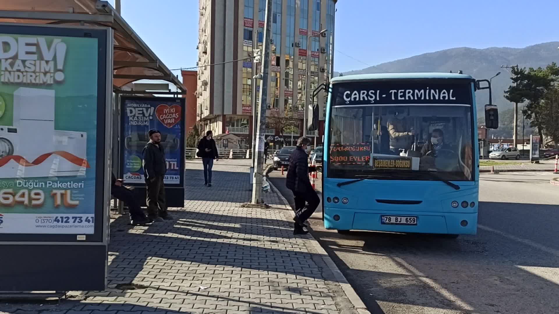 KARABÜK'TE 3 ÖZEL HALK OTOBÜSÜ İŞLETMECİSİ, AKARYAKIT ZAMLARININ ARDINDAN YOLCU TAŞIMACILIĞINI BIRAKTI