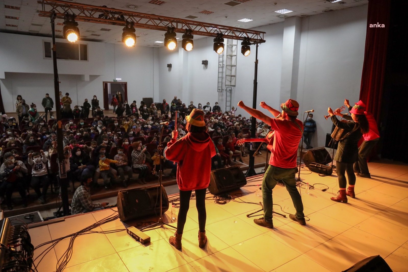 KARŞIYAKALI MİNİKLER ‘ŞUBADAP ÇOCUK’ İLE BULUŞTU