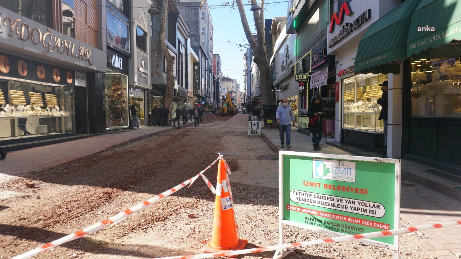İZMİT BELEDİYESİ İSTİKLAL CADDESİ'NDE ÇALIŞMALARINI SÜRDÜRDÜ