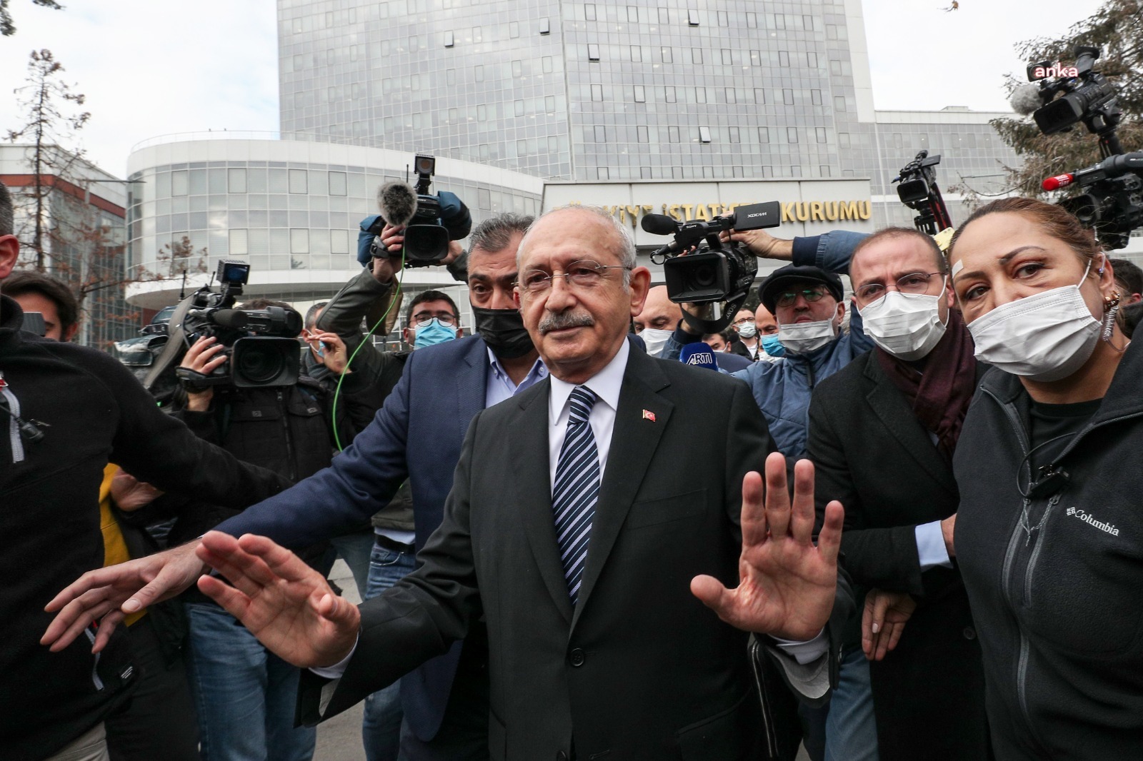 CHP’DEN SOYLU’YA TEPKİ: “MEKAN BASMAK SENİN GİBİ MAFYAYLA İŞ TUTAN, KABADAYI GİBİ RACON KESENLERİN İŞİDİR”