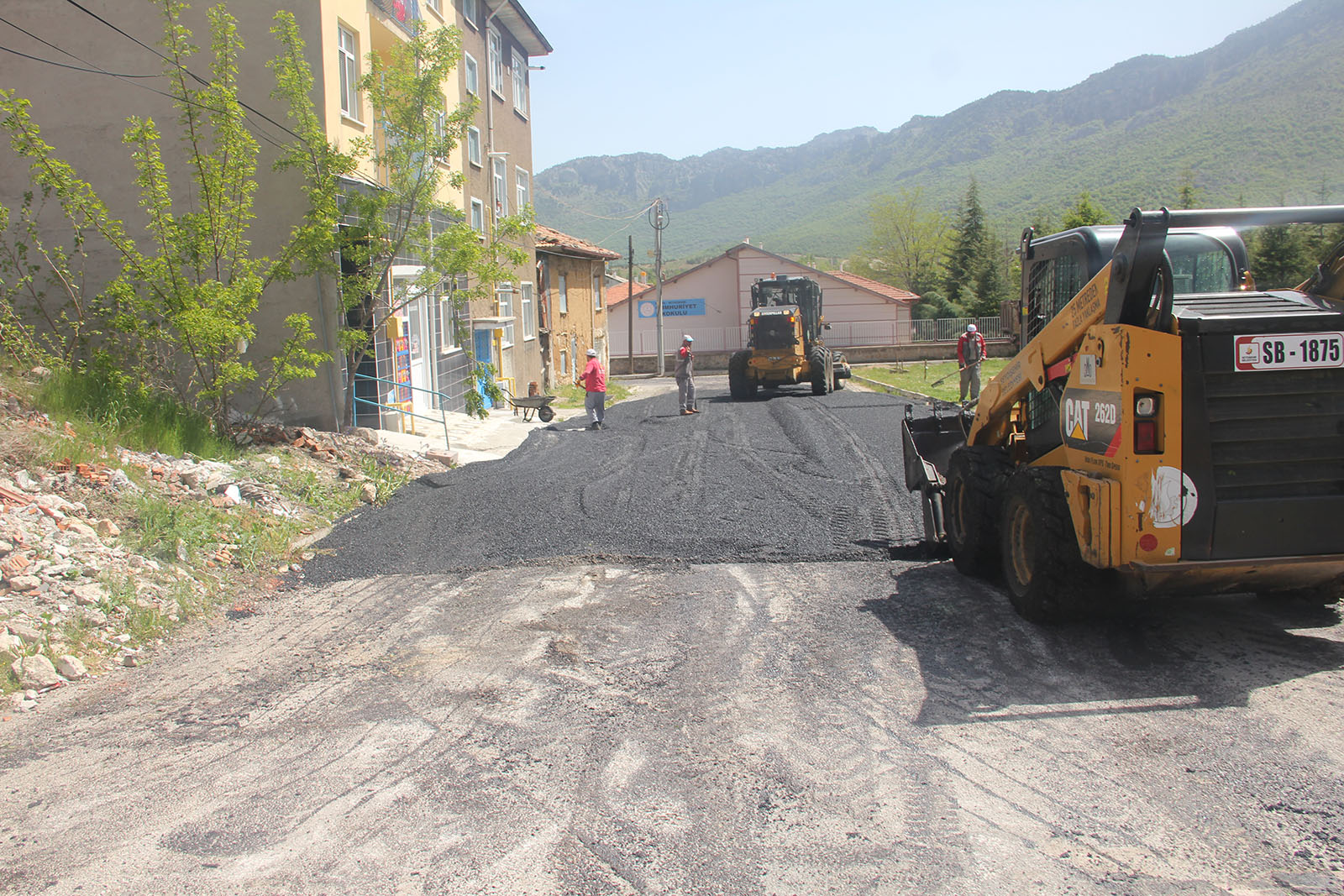 SEYDİŞEHİR’DE BOZULAN YOLLARDA ASFALT ÇALIŞMASI SÜRÜYOR