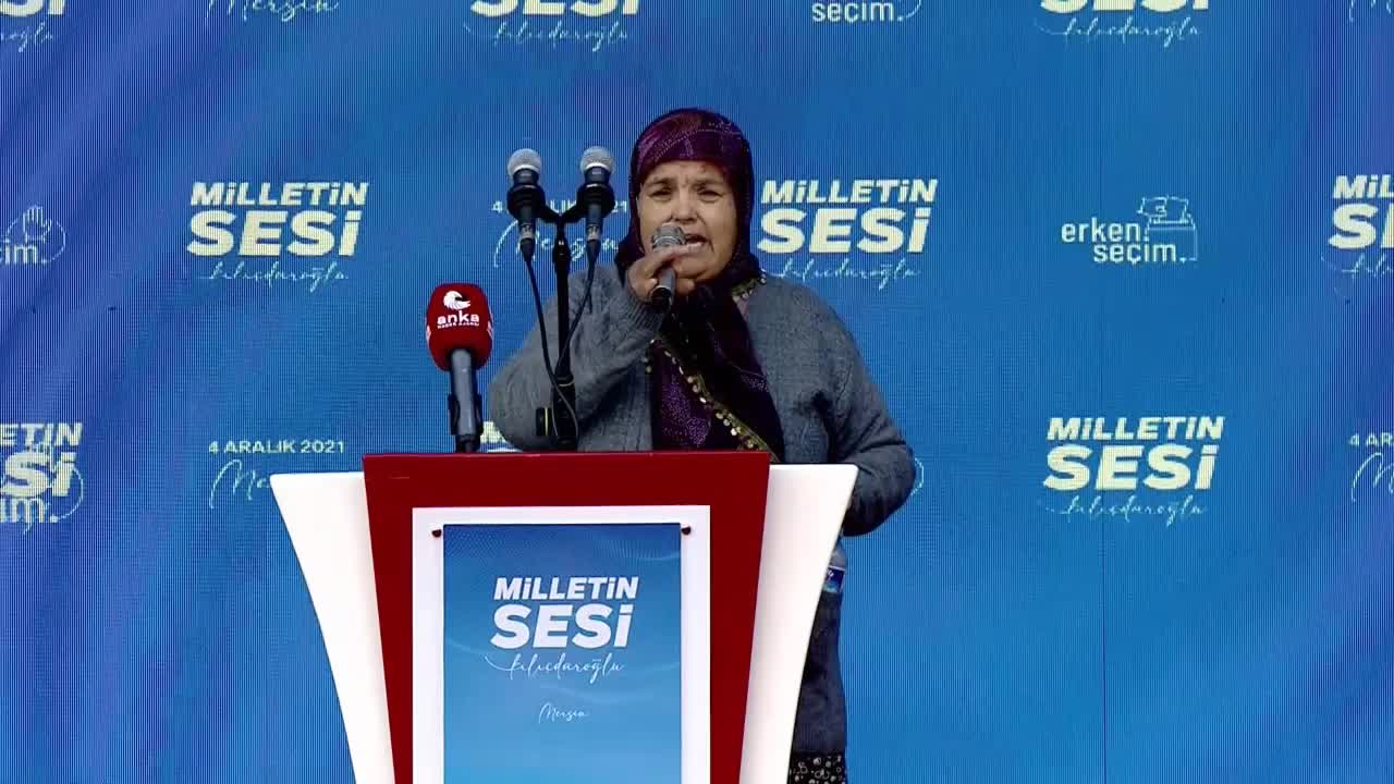 CHP’NİN MERSİN’DEKİ “MİLLETİN SESİ” MİTİNGİ… HALK, KÜRSÜDEN SESLENDİ: “KADIN OLARAK AYAKLARIMIN ÜZERİNDE DURMAK İSTİYORUM, AİLEMİN ELİNE BAKMAK İSTEMİYORUM”