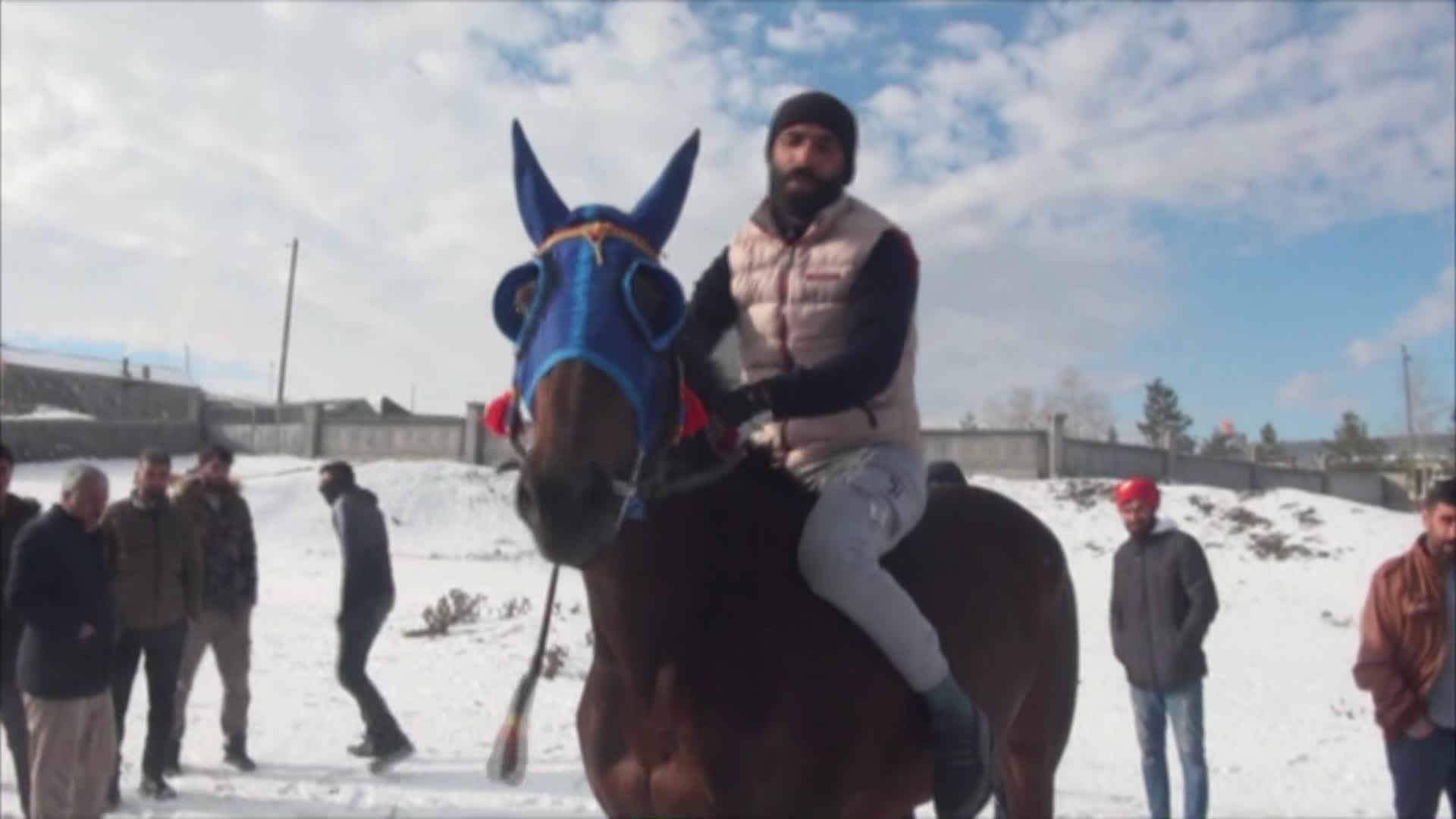 KARS’TA İLK KEZ 7 SAFKAN İNGİLİZ ATI KAR ÜSTÜNDE YARIŞTI
