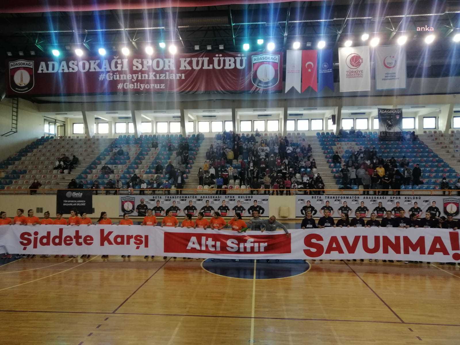 HENTBOL MAÇINDA, "KADINA YÖNELİK ŞİDDETE KARŞI SAVUNMA" PANKARTI