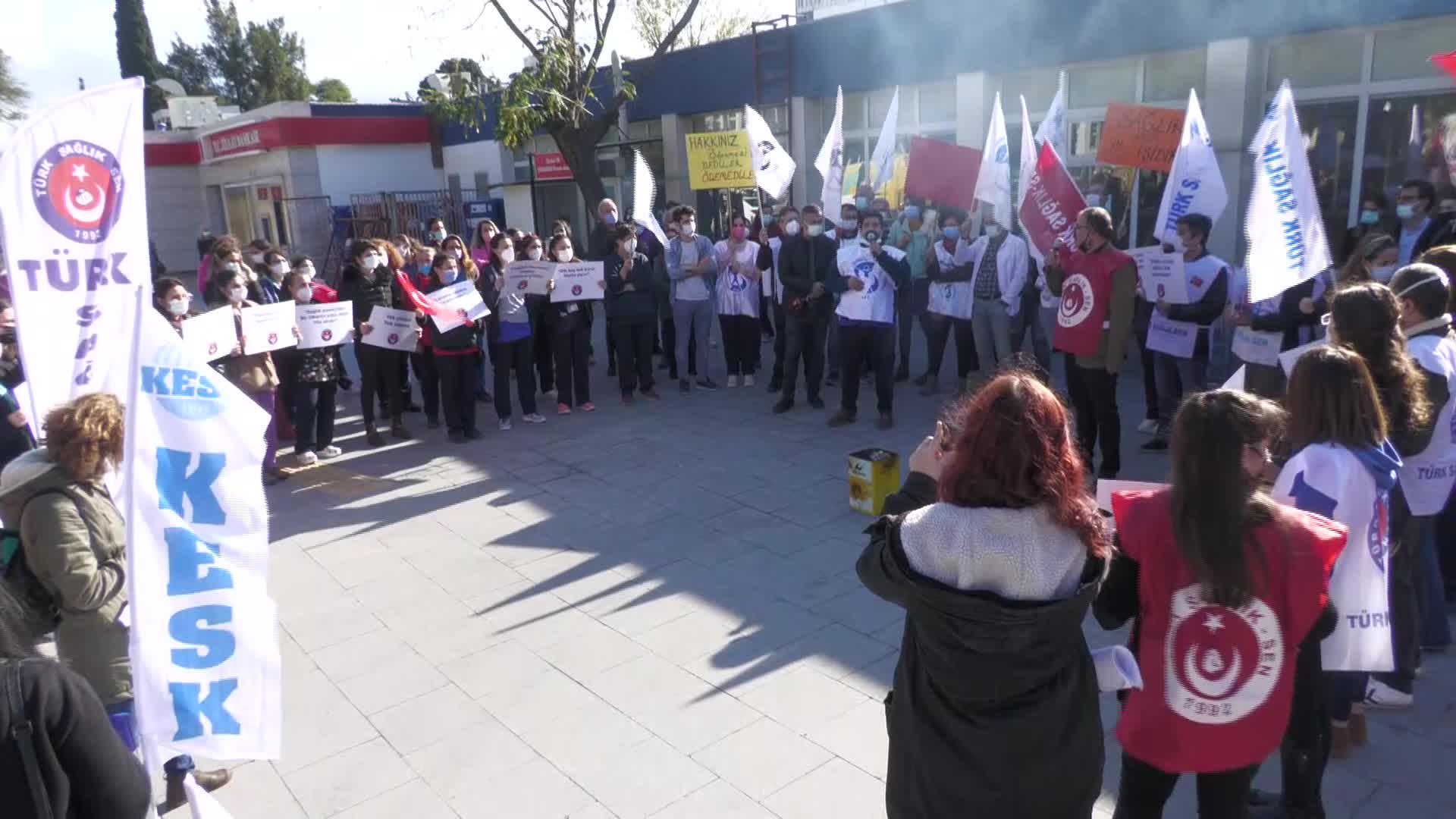 İZMİR'DE SAĞLIK ÇALIŞANLARI TÜM HASTANELERDE İŞ BIRAKTI: AYÇİÇEĞİ YAĞI TENEKESİNDE BORDRO YAKTILAR