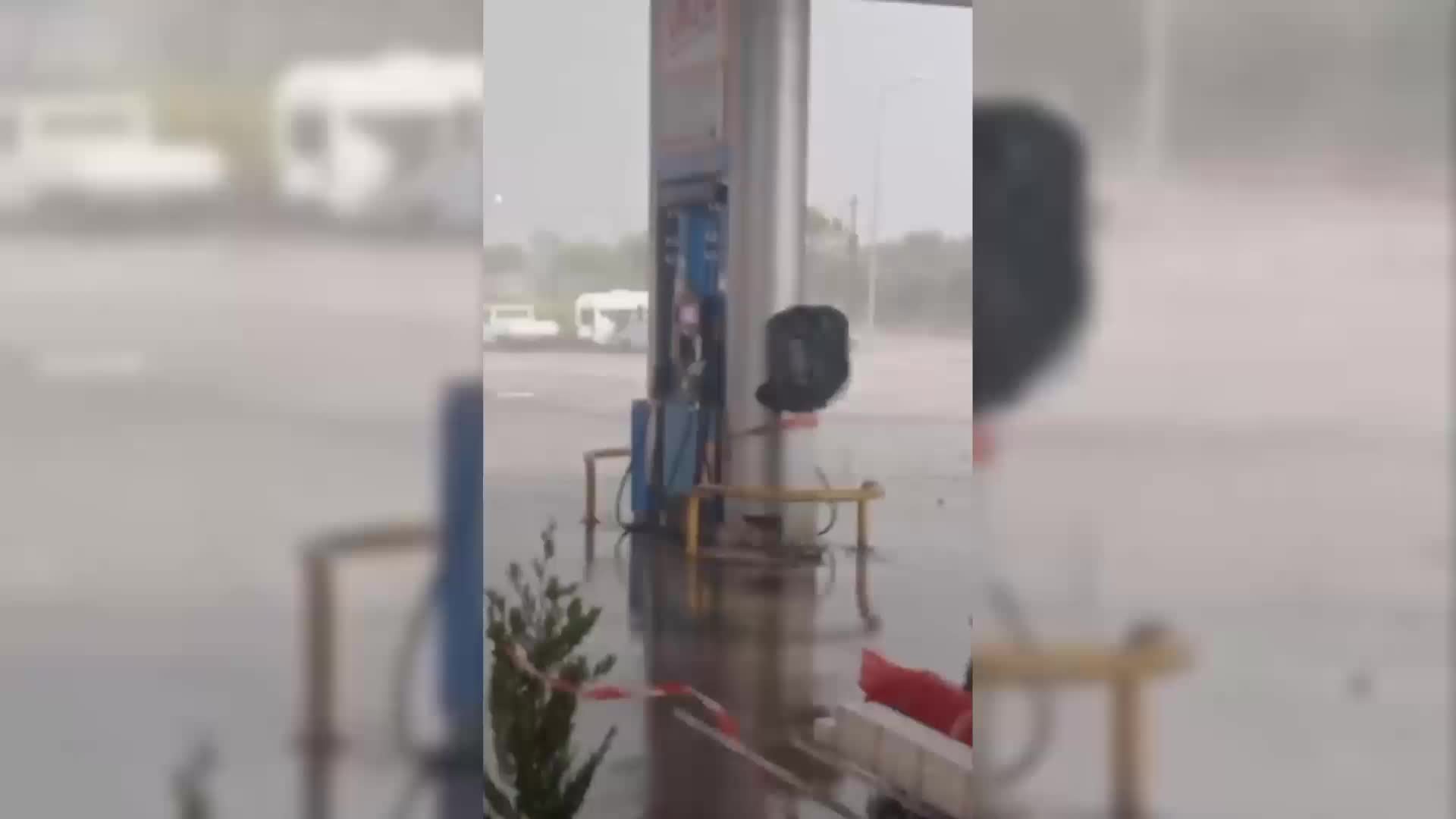 ÇEŞME'DE HORTUM EVLERİN ÇATILARINI UÇURDU