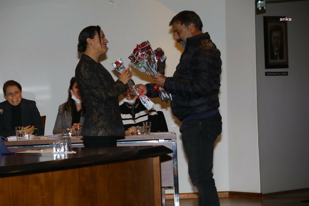 EFES SELÇUK’TA BAŞKAN FİLİZ CERİTOĞLU SENGEL’E VE KADIN ÇALIŞANLARA MHP’DEN ÇİÇEK