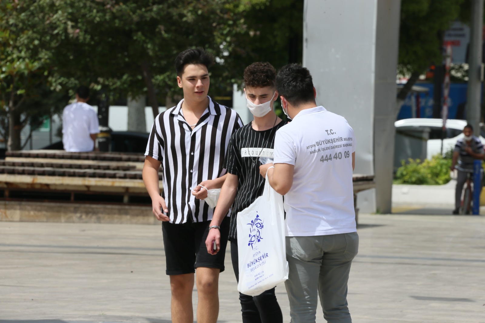 AYDIN BÜYÜKŞEHİR BELEDİYESİ GENÇLERE BİNLERCE MASKE DAĞITTI