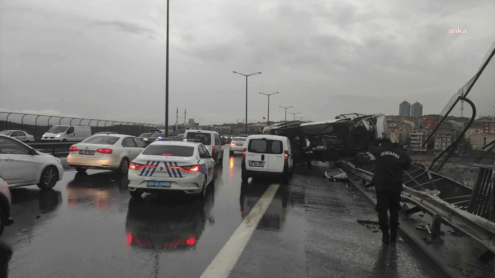 TEM’DE CEZAEVİ ARACI KAZA YAPTI: 6 ASKER YARALANDI