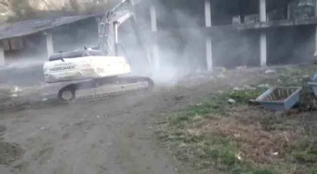 RİZE İYİDERE'DE TAŞ OCAĞI İÇİN ÇAY FABRİKASI İNŞAATI YIKILDI