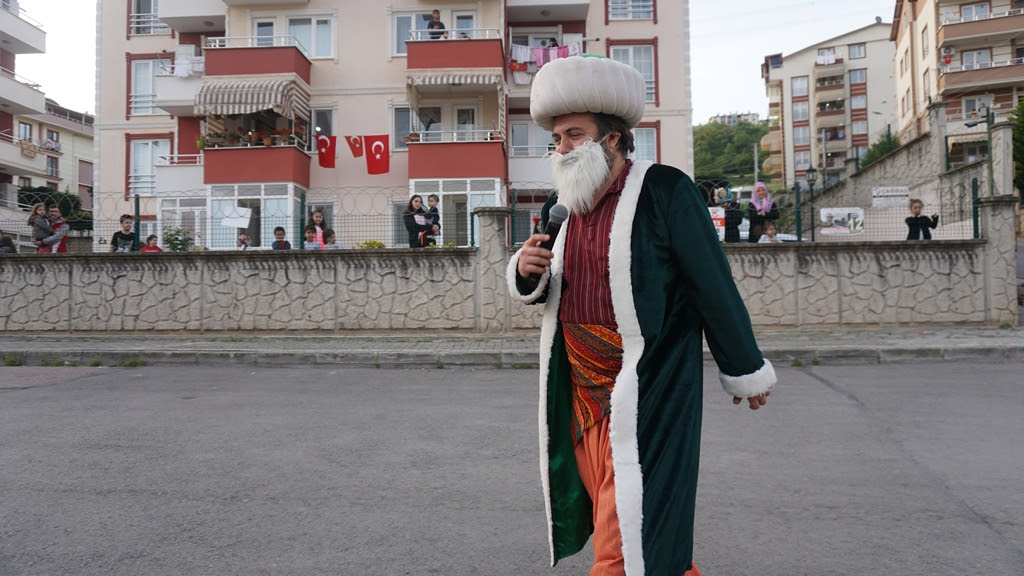 GULYABANİ VE NASRETTİN HOCA, İZMİT SOKAKLARINDA