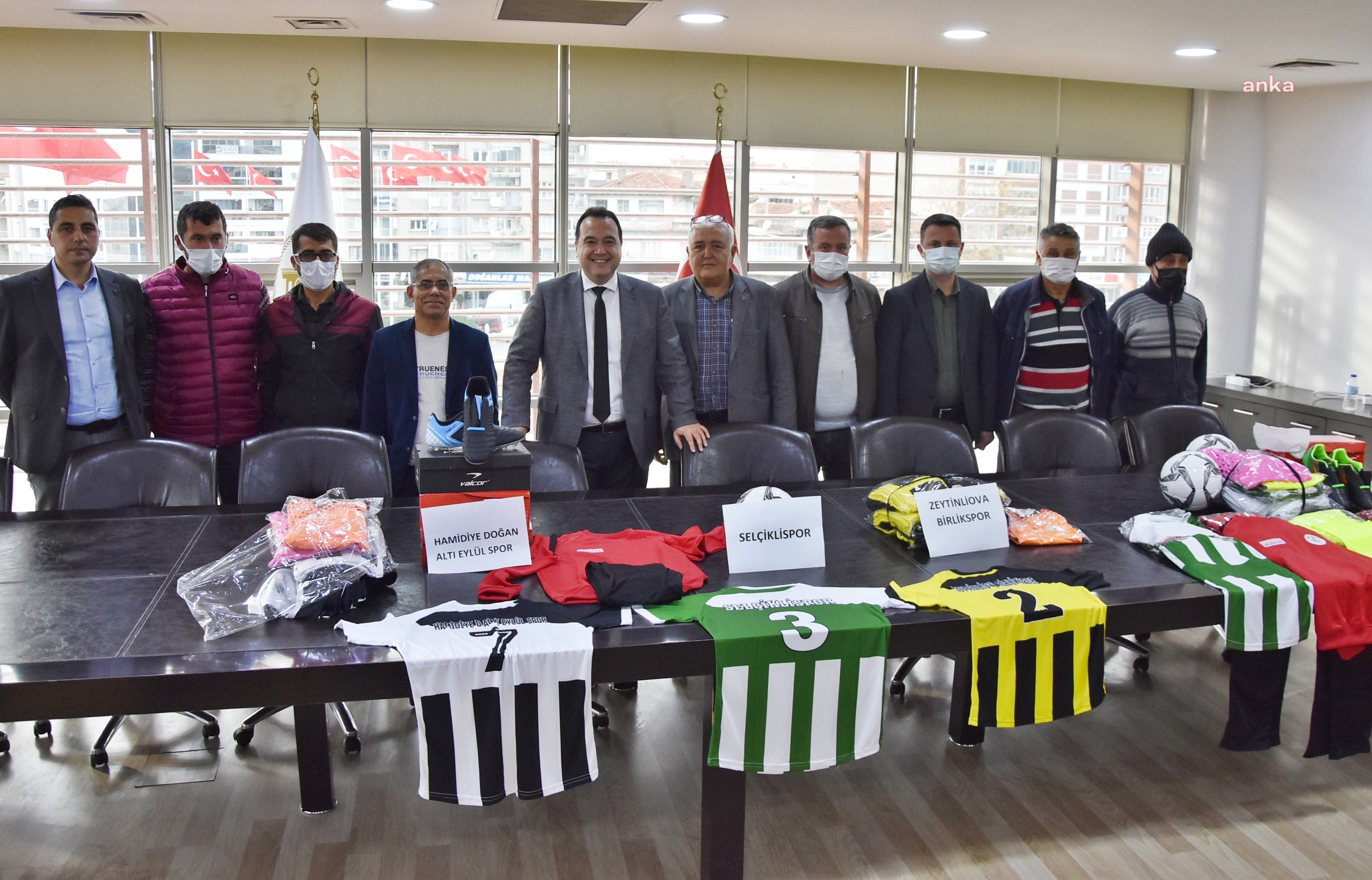 AKHİSAR BELEDİYESİ'NDEN AMATÖR SPOR KLÜPLERİNE MALZEME DESTEĞİ