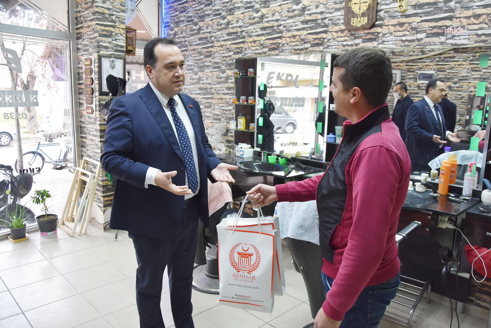 AKHİSAR BELEDİYESİ BERBER ve KUAFÖR ESNAFINA DESTEK PAKETİ DAĞITTI