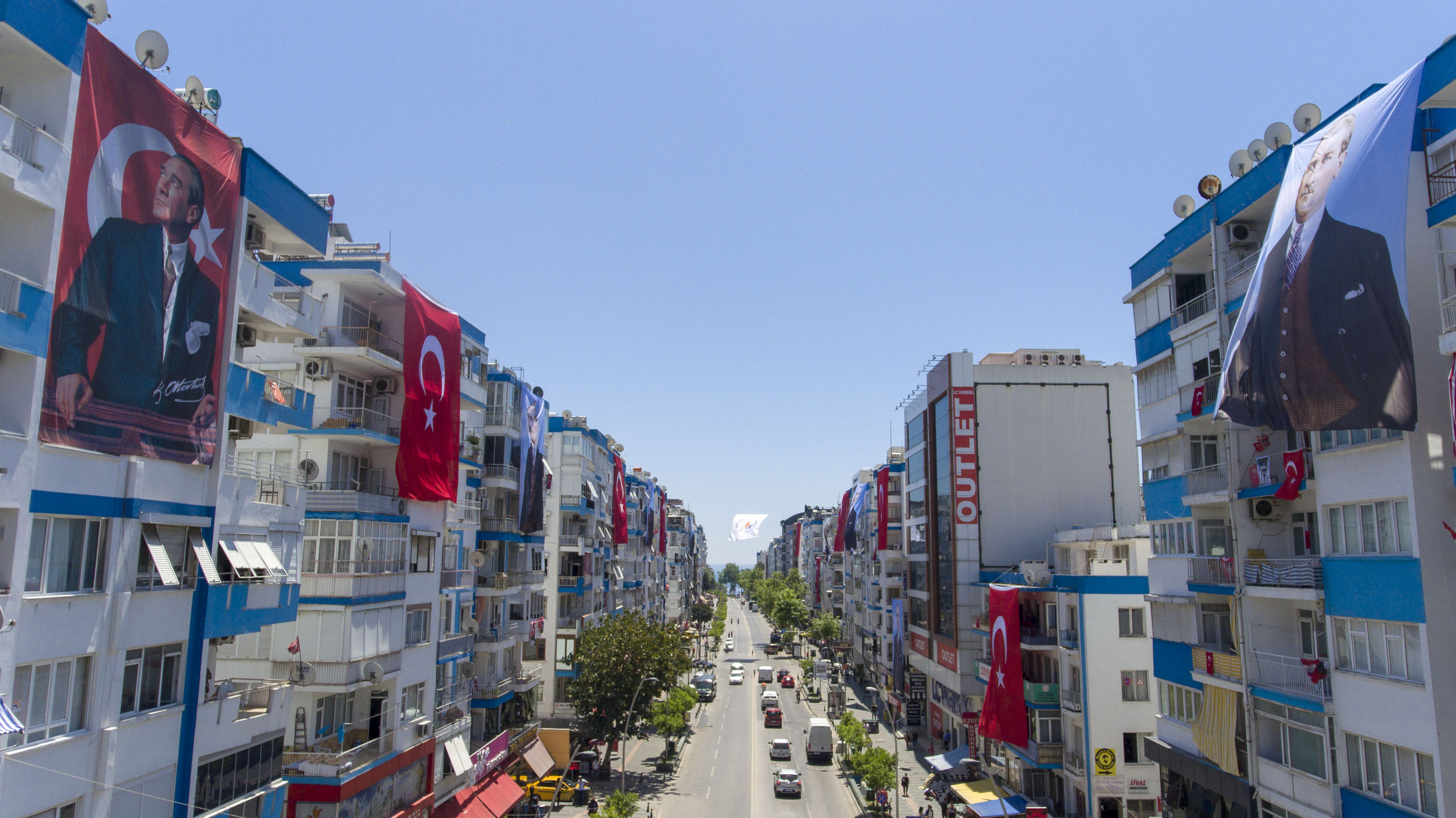 MURATPAŞA, KIRMIZI BEYAZA BOYANDI