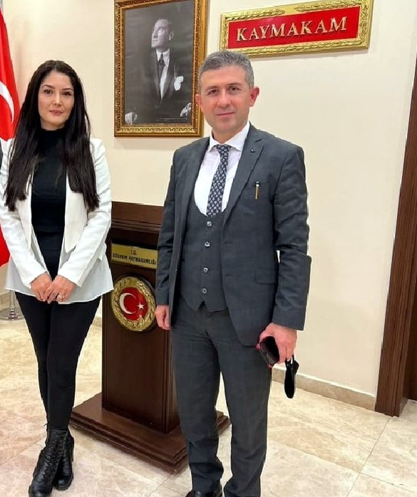 BODRUM KAYMAKAMI BAYAR, İNŞAAT İŞÇİSİNİ DOLMUŞA ALMAK İSTEMEYEN ŞOFÖRÜ GÖRÜNTÜLEYEN EKER’E TEŞEKKÜR ETTİ