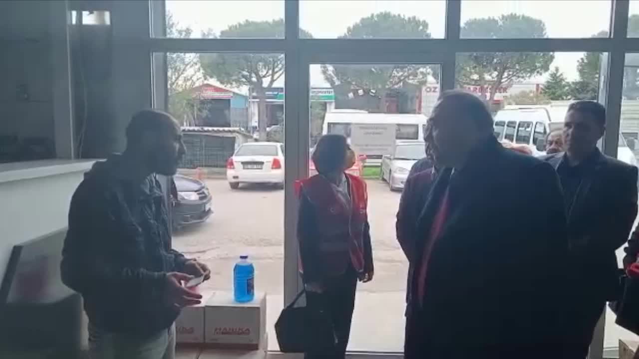 DERDİNİ ANLATAN BALIKESİRLİ ESNAF: “YILBAŞINDAN SONRA DÖVİZLE ÇALIŞACAĞIZ. NASIL ÇALIŞACAĞIZ BİLMİYORUM. ÇALIŞMA ŞANSIMIZ YOK, BİTECEĞİZ”