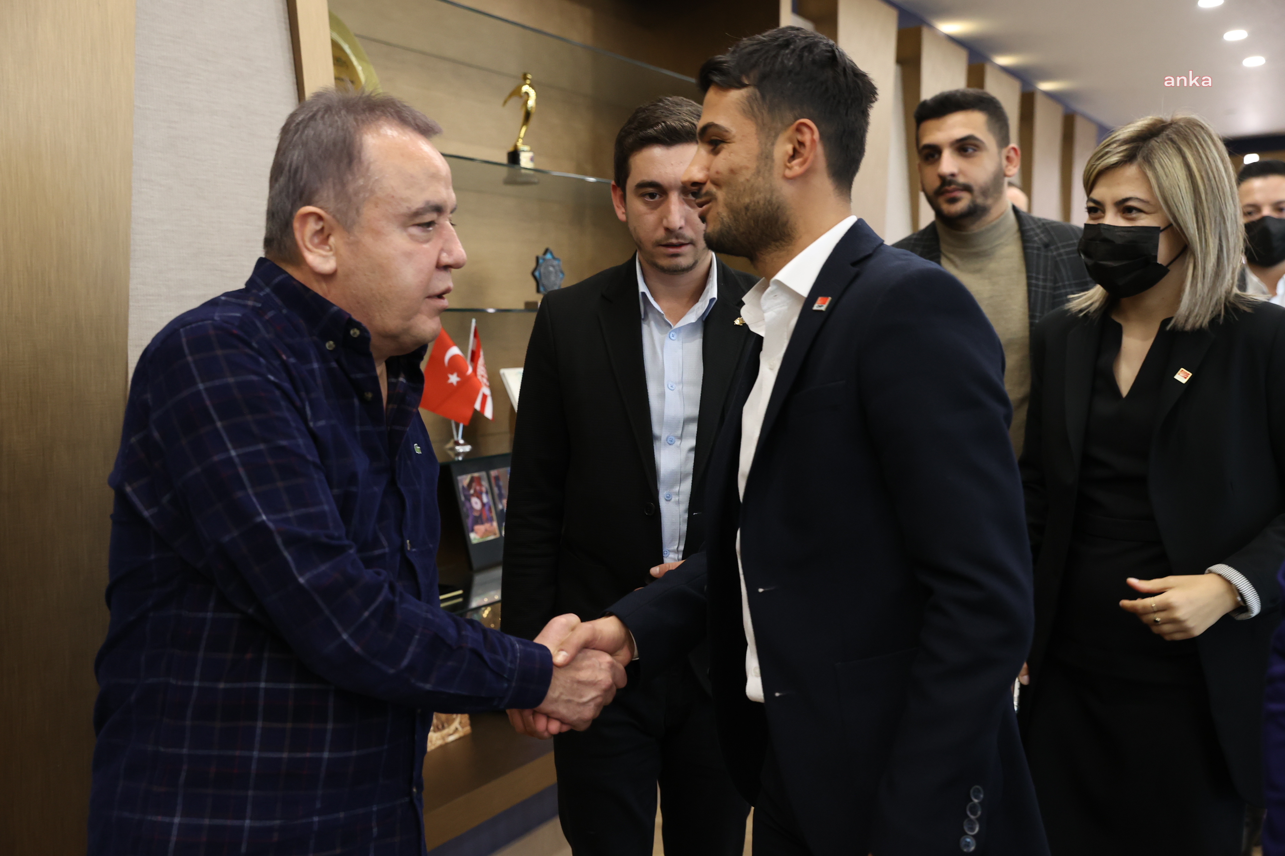 ALANYA'DA GENÇLERDEN MUHİTTİN BÖCEK'E ZİYARET