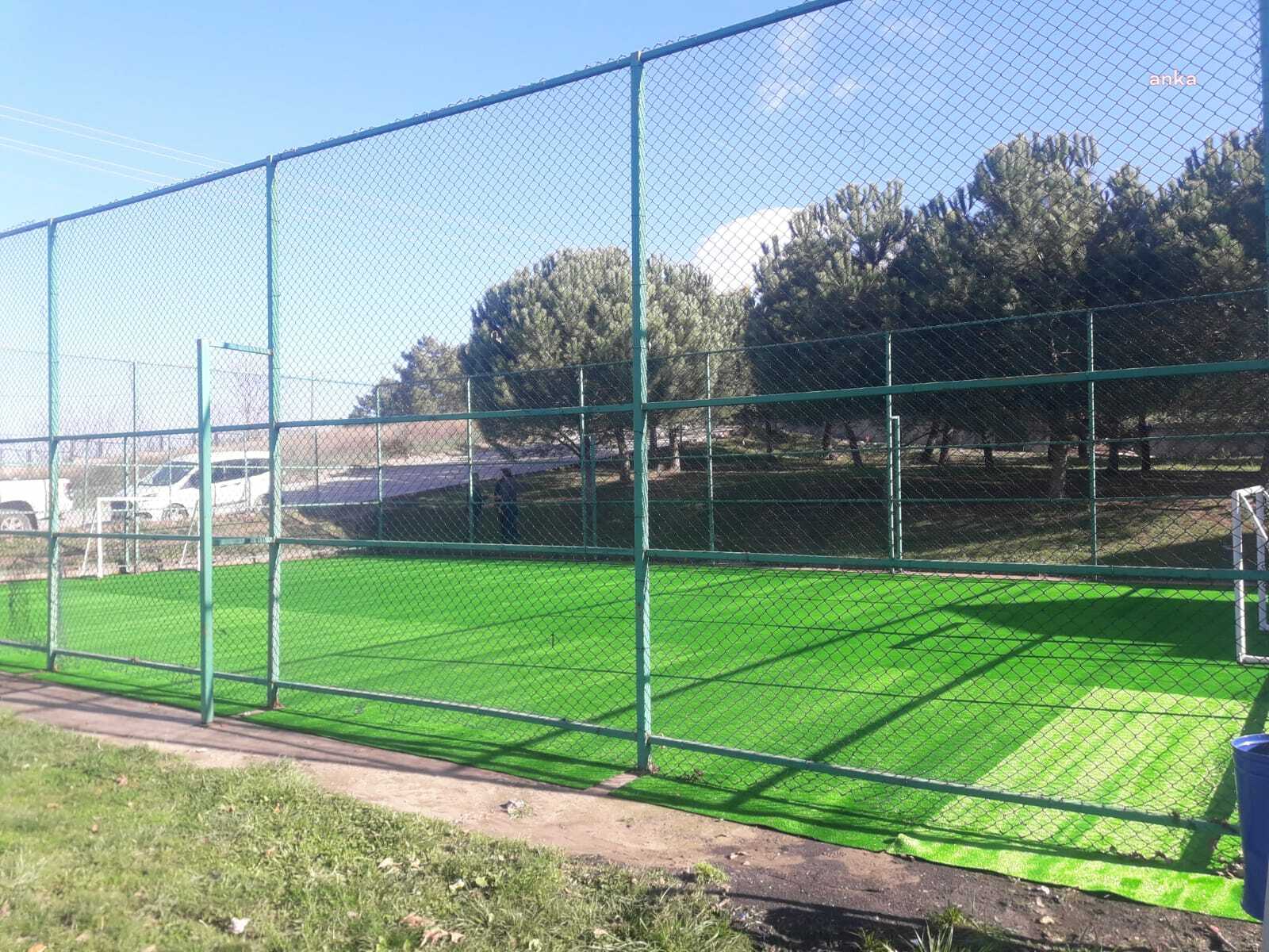 İZMİT BELEDİYESİ ATA PARK'TAKİ FUTBOL SAHASININ ZEMİNİNİ YENİLEDİ