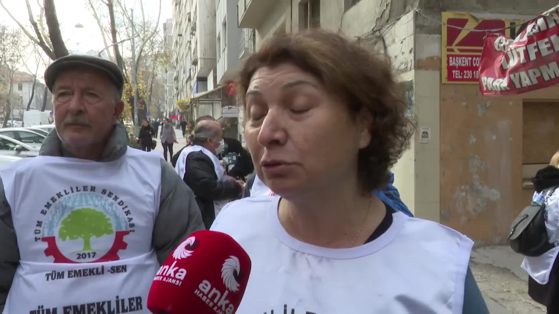 EMEKLİLER ANKARA’DA "GEÇİNEMİYORUZ" DEDİ: "TORUNLARIMIZA HARÇLIK VERMEMEK İÇİN ONLAR UYURKEN EVDEN AYRILIYORUZ”