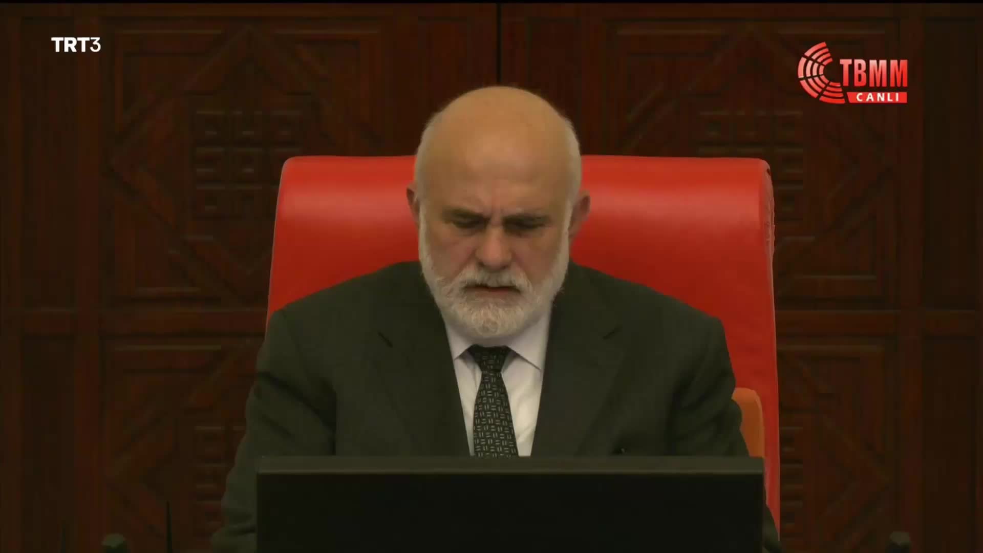HDP’Lİ ERSOY: SİZ KATARLILARA, BİRLEŞİK ARAP EMİRLİKLERİNE GİDİP ÜLKEYİ KELEPİR FİYATINA SATMAYA ÇALIŞANLARSINIZ