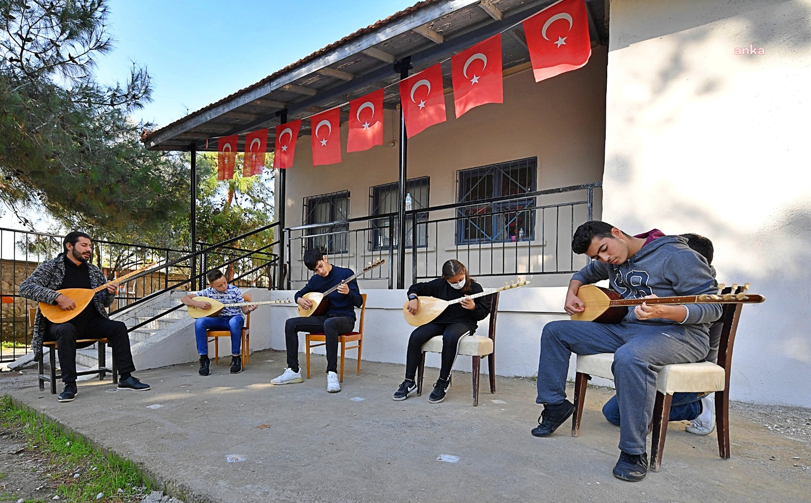 İZMİR'DE KÖY ÇOCUKLARI MÜZİKLE HAYALLERİNE KAVUŞTU