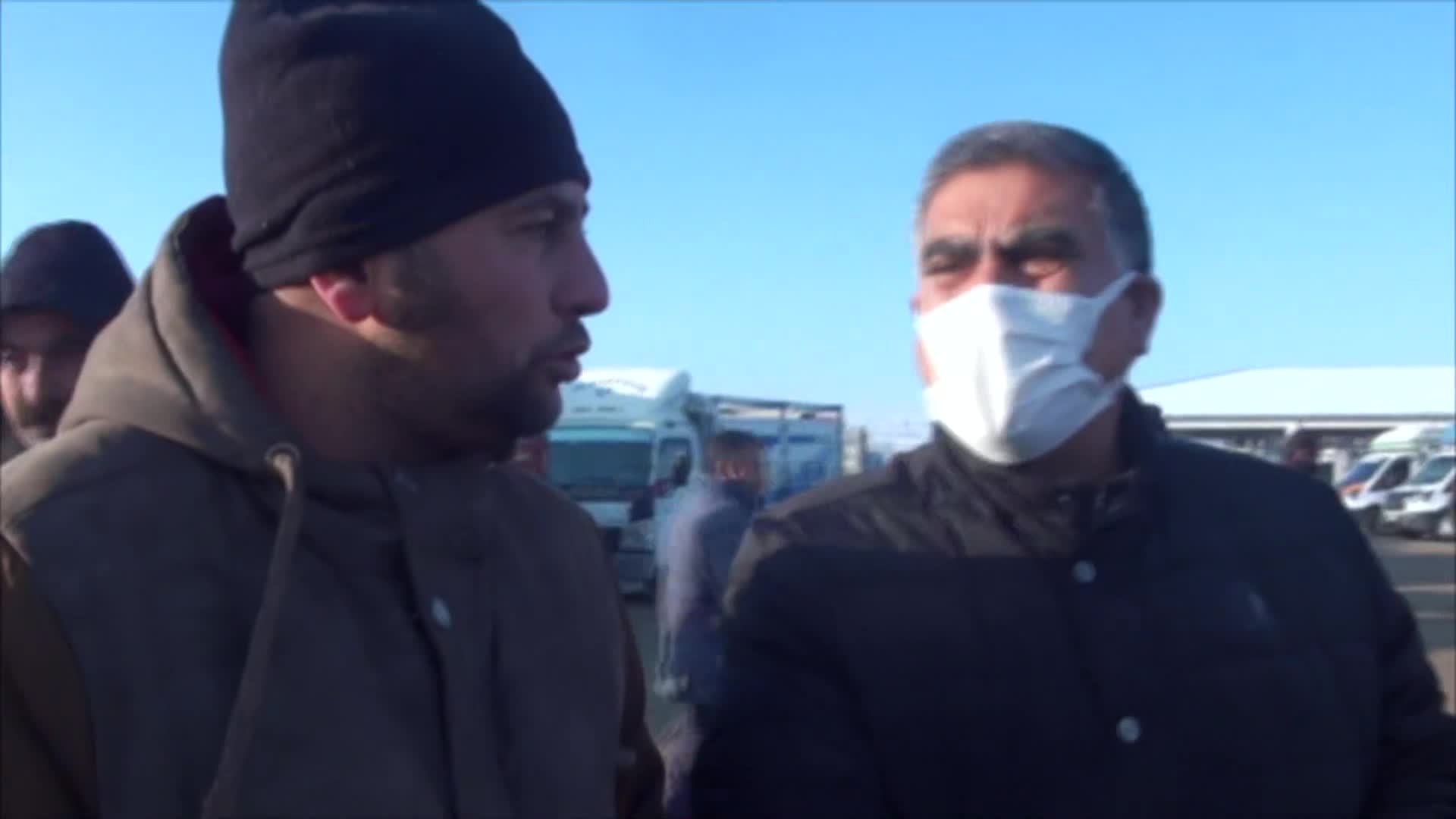 KARS'TA HAYVANCILAR İNEKLERİNİ SATIYOR