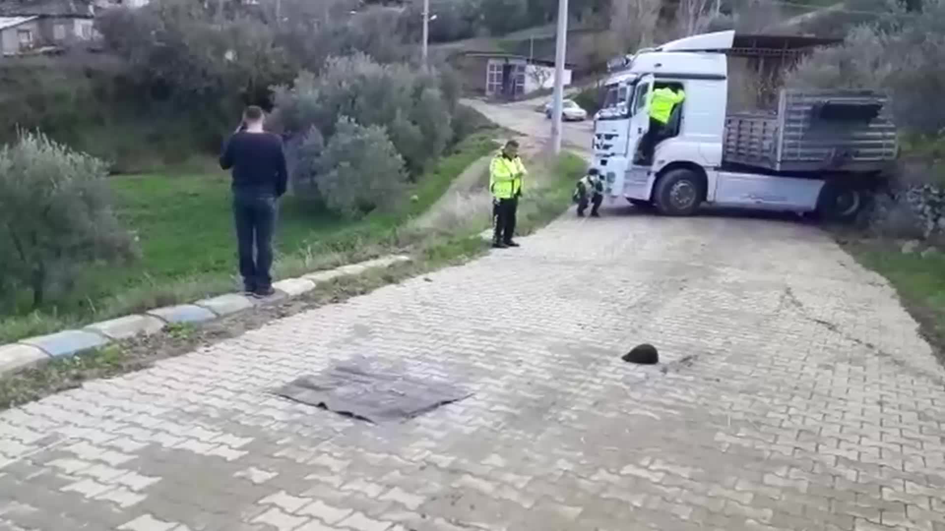 TAMİR ETTİĞİ TIRIN ALTINDA KALARAK HAYATINI KAYBETTİ