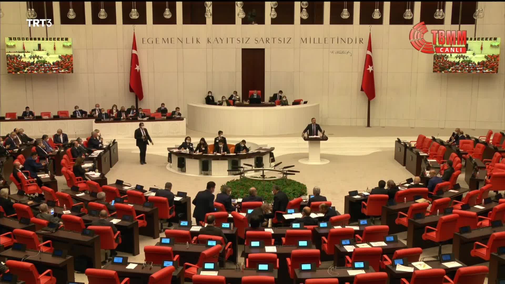 AĞIRALİOĞLU: "ÇOCUKLARIMIZIN MEZUN OLDUKTAN SONRA İSTEDİKLERİ İŞİ YAPAMADIKLARI BİR ÜLKEDE SİZ NEYE ‘HAMDOLSUN’ DİYORSUNUZ?"