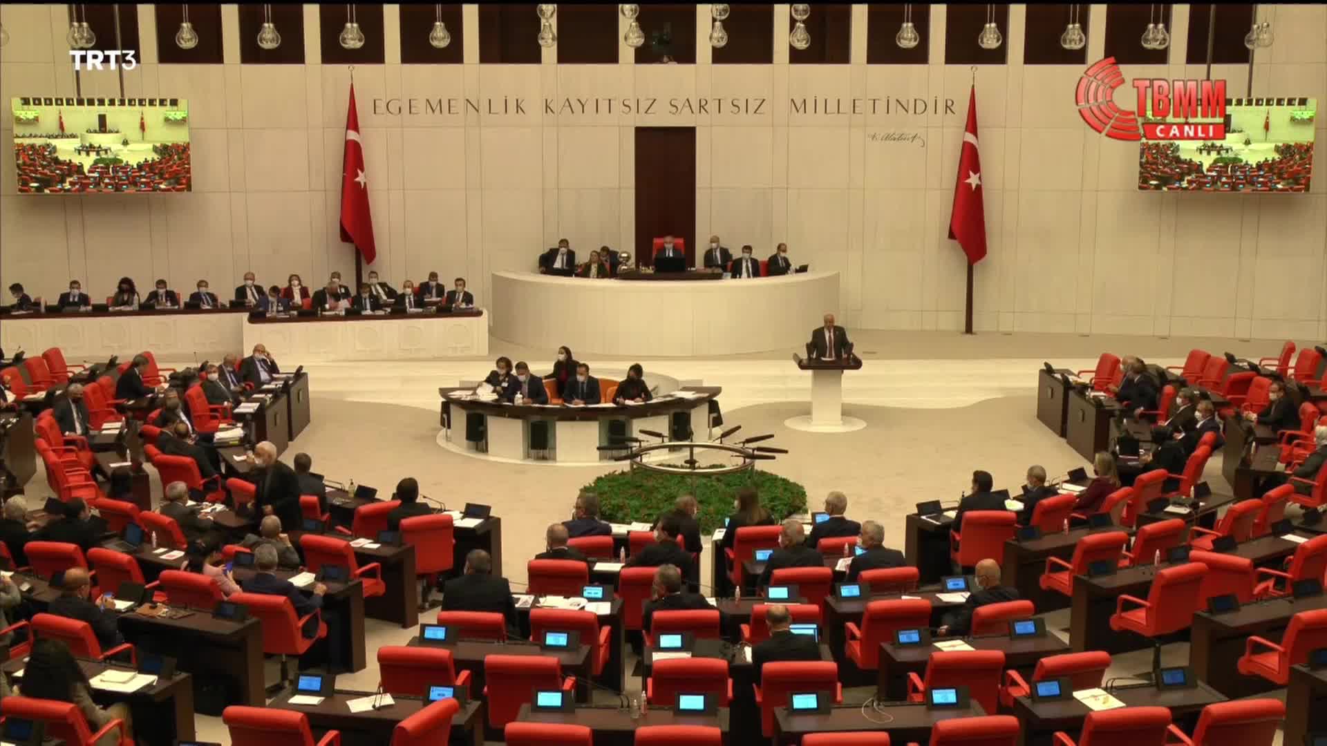 HDP'Lİ ÖZEN: "GENCO ERKAL, MÜJDAT GEZEN, METİN AKPINAR, FAZIL SAY'A, HATTA NOBEL ÖDÜLLÜ ORHAN PAMUK'A BİLE CUMHURBAŞKANINA HAKARET DAVASI AÇILDI"