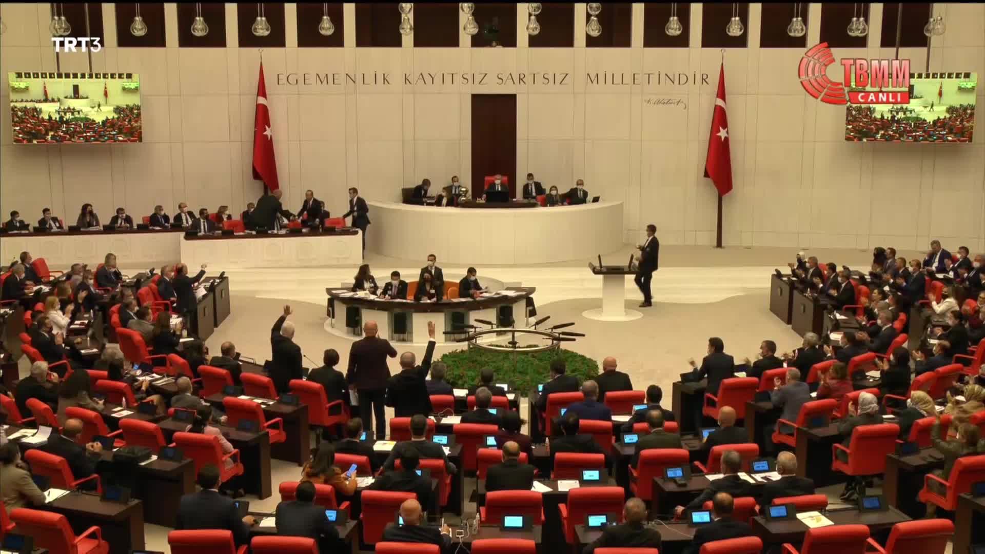 HDP'Lİ ÖZSOY'DAN AKP'Lİ CAHİT ÖZKAN'A: "FETÖ'CÜSÜN SEN ÇIK ORADAN, OTUR. KARŞINDA ÇOCUK YOK. SÜLEYMAN SOYLU GİBİ PARMAK SALLAMAYIN"