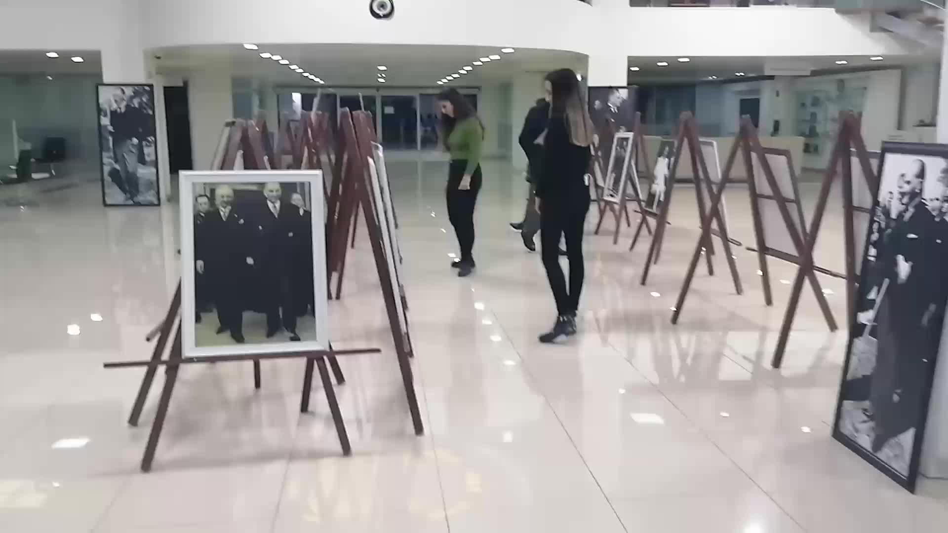 MERSİN’DE SIFIR ARAÇ GALERİSİ, SANAT GALERİSİ OLDU: “SATIŞLARIMIZ OLMADIĞI İÇİN SERGİ AÇTIK”