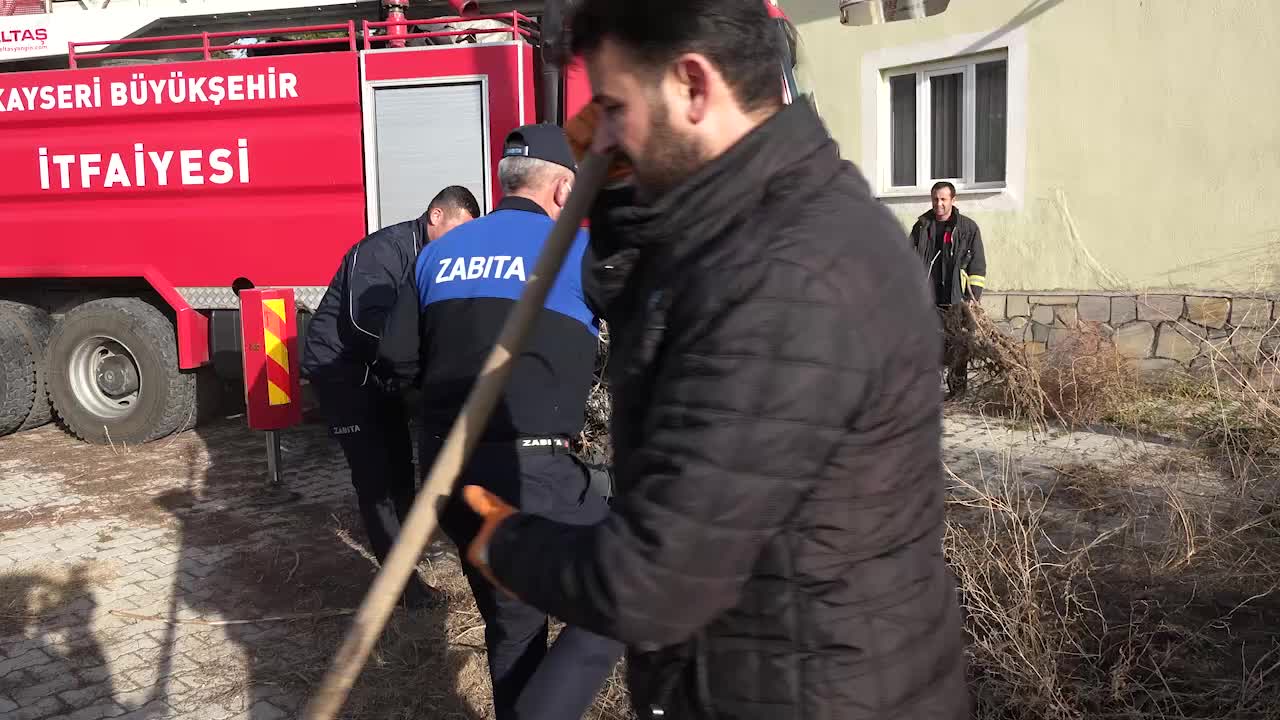 DİREK KIRILINCA DÜŞEN LEYLEK YUVASI ONARILDI