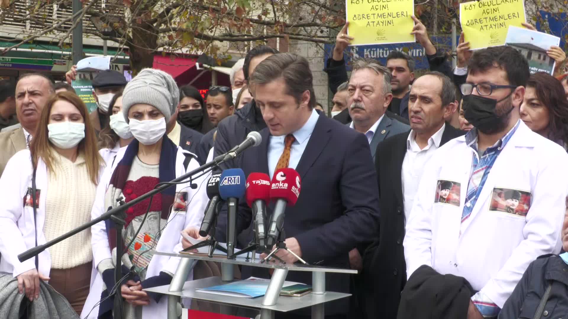 CHP İZMİR'DEN ATANMAYAN ÖĞRETMENLER İÇİN HÜKÜMETE ÇAĞRI: "KÖY OKULLARI AÇILMALI, 100 BİN AÇIK KADROYA DERHAL ATAMA YAPILMALI"