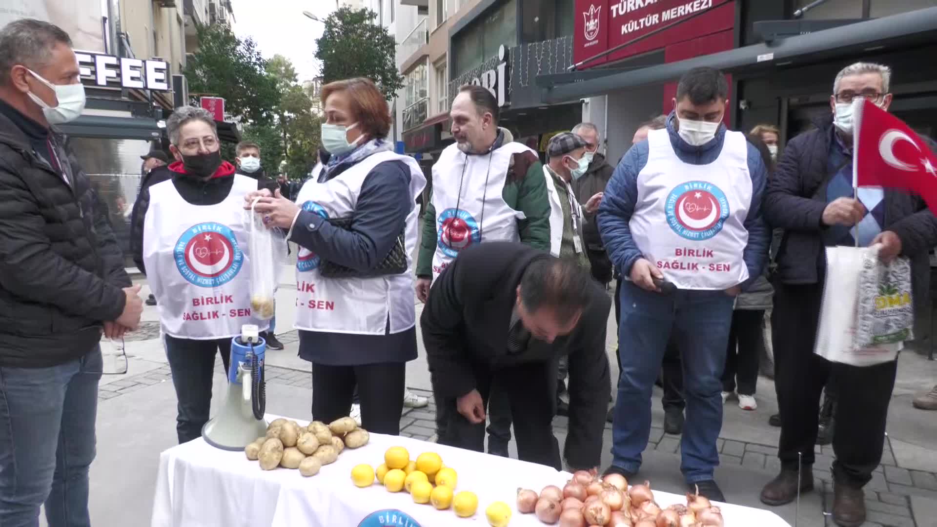 SAĞLIK ÇALIŞANLARI İZMİR'DE SOĞAN, PATATES VE LİMON SATTI, HÜKÜMETE SESLENDİ: "BIRAKIN EK İŞ YAPALIM"