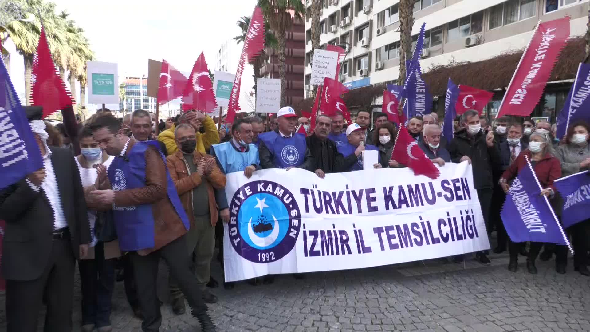 İZMİR'DE MEMURLARDAN BORDRO YAKMA EYLEMİ: "BOŞ TENCERE KAYNAMIYOR"