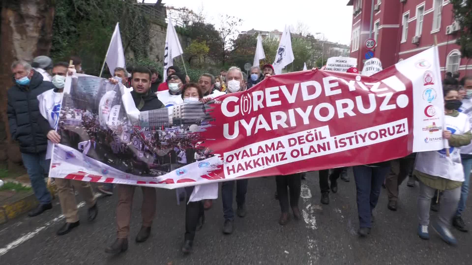 ÖZLÜK HAKLARI VE ÇALIŞMA KOŞULLARININ İYİLEŞTİRİLMESİNİ İSTEYEN HEKİMLER İŞ BIRAKTI: "TALEPLERİMİZ KARŞILANMAZSA EYLEMLERİMİZ SÜRECEK"