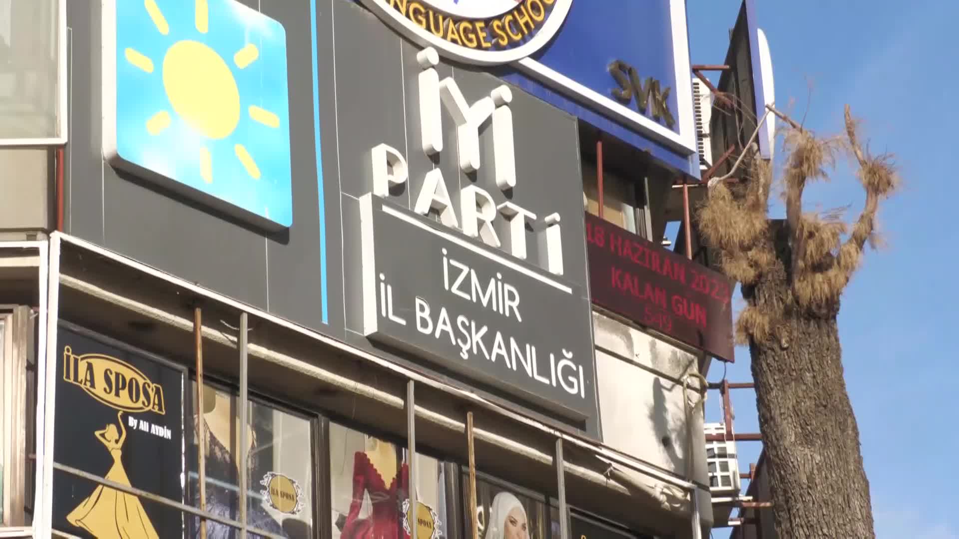 İYİ PARTİ İZMİR İL BAŞKANLIĞI, SEÇİM İÇİN GERİ SAYIM YAPAN TABELA ASTI!