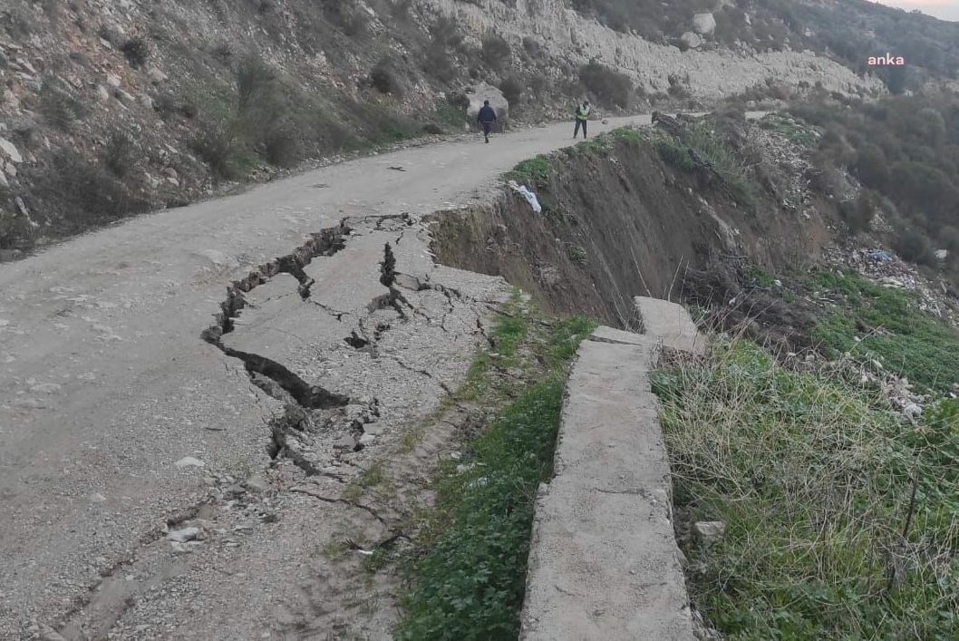 KARABURUN'DA YOL ÇÖKTÜ
