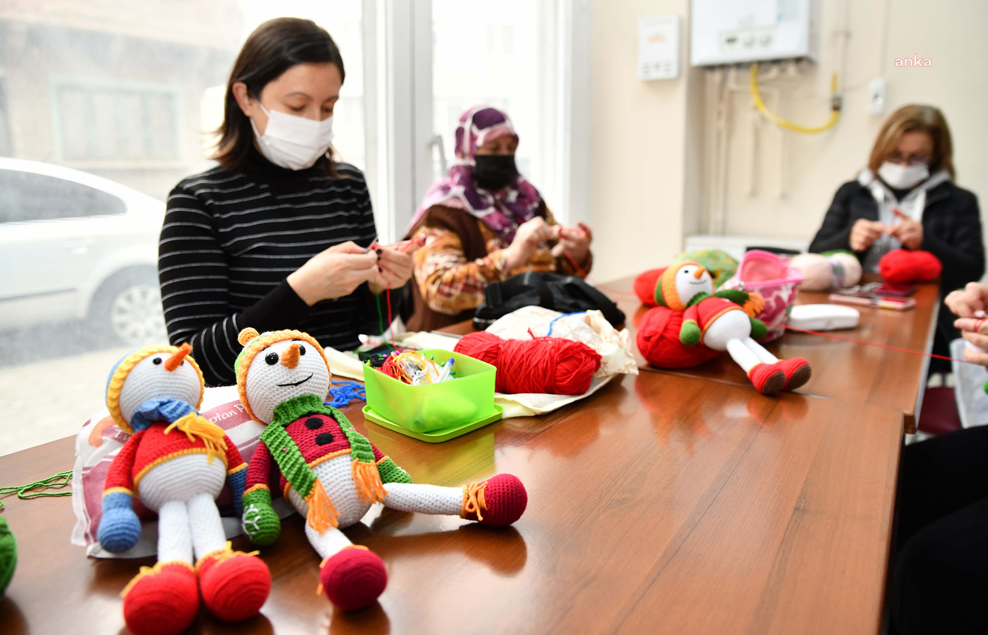 TEPEBAŞI'NDA KADINLAR İLMEK İLMEK BEBEK ÖRÜYOR