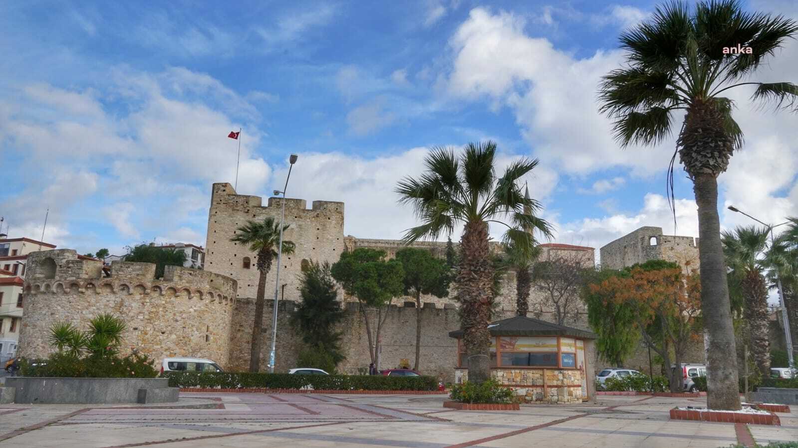 ÇEŞME MEYDANI’NINDAKİ KAÇAK YAPILAR YIKILDI