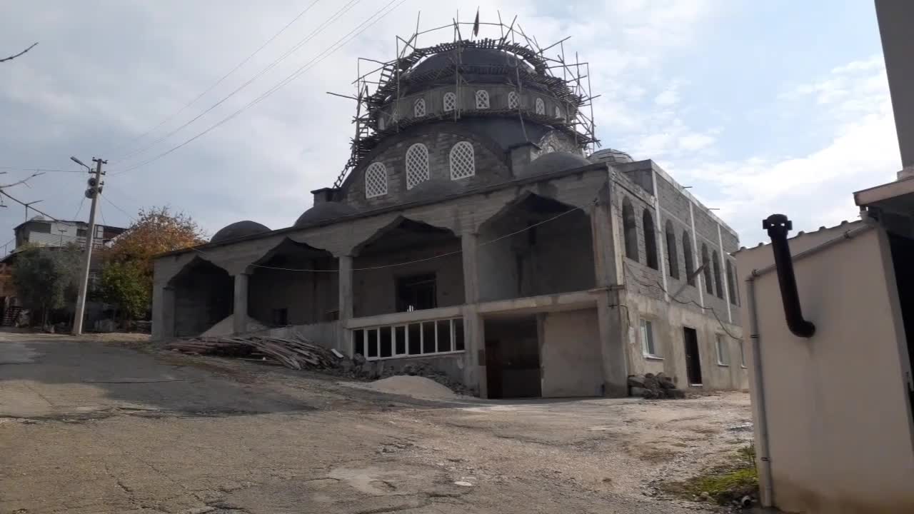 İNŞAAT HALİNDEKİ CAMİ SATILIĞA ÇIKARILDI