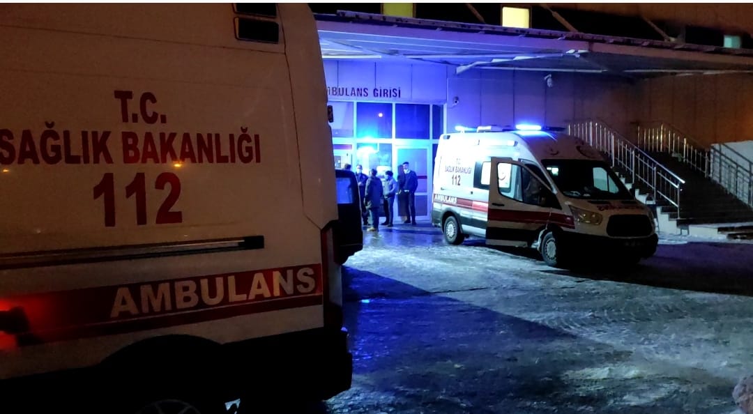 KARS - ERZURUM KARAYOLUNDA KAZA: 3 ÖLÜ, 10 YARALI