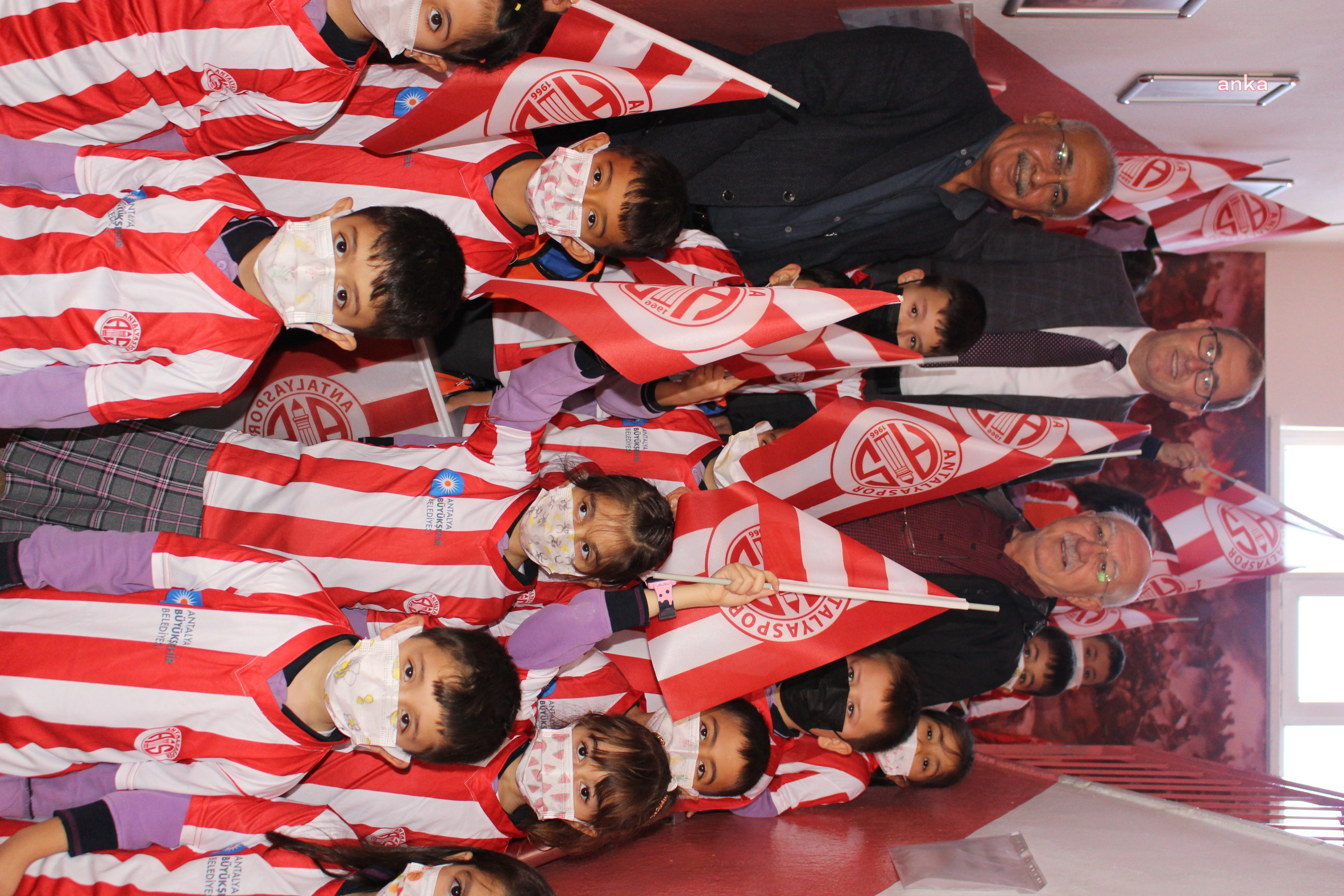 ELMALI’DA 130 ÖĞRENCİYE ANTALYASPOR FORMASI HEDİYE EDİLDİ