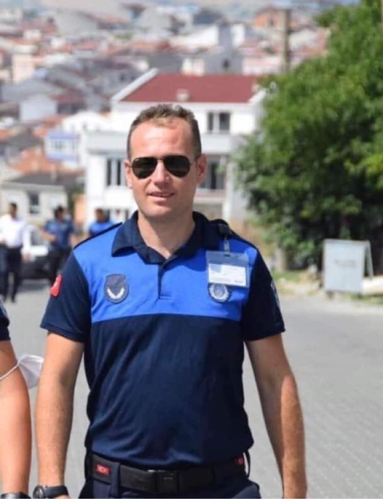 ÇÖP KONTEYNERİNİ DEVİRDİ, KENDİSİNİ UYARAN ZABITAYI BIÇAKLADI