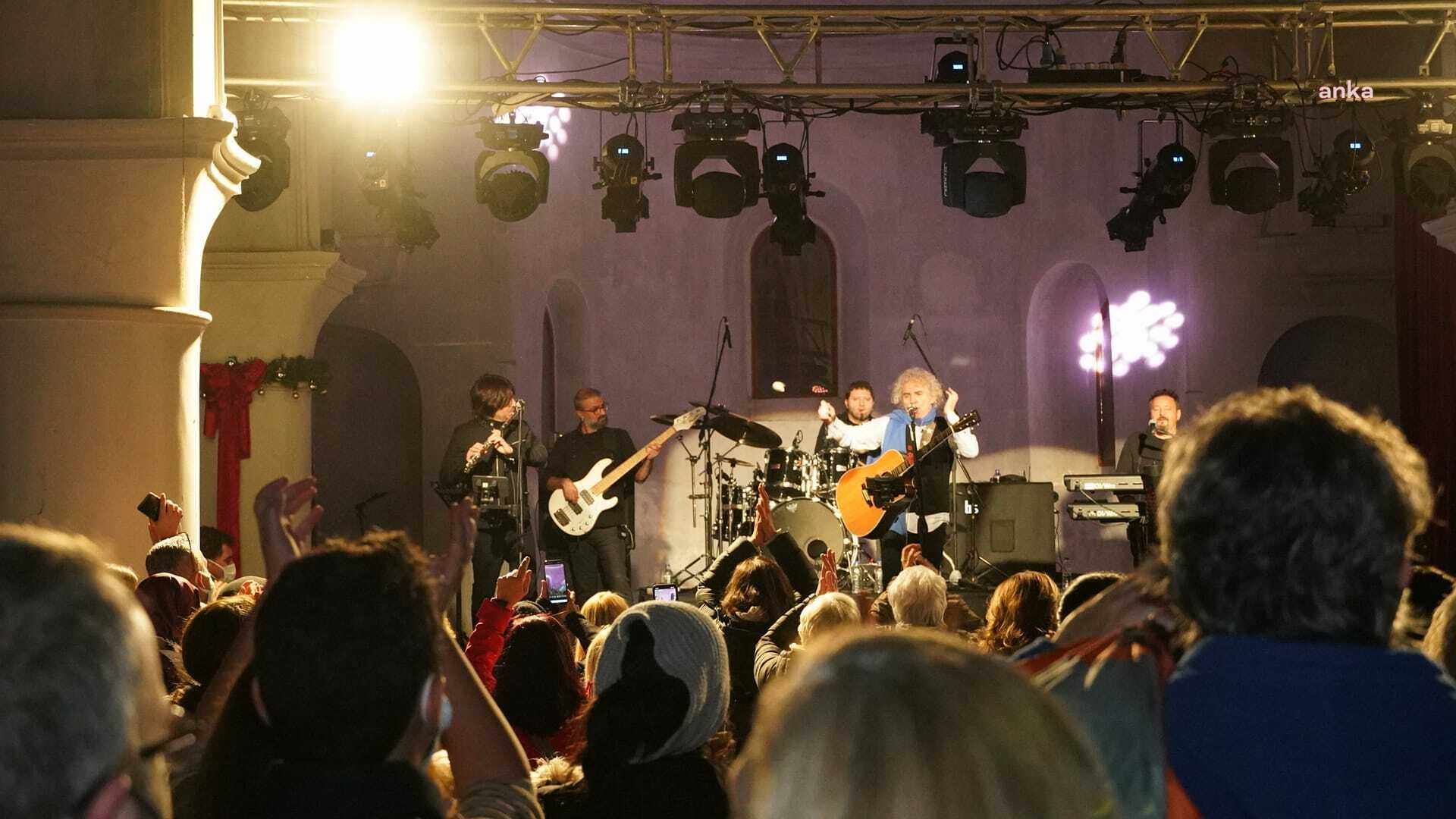 ÇEŞME'DE YENİ TÜRKÜ COŞKUSU