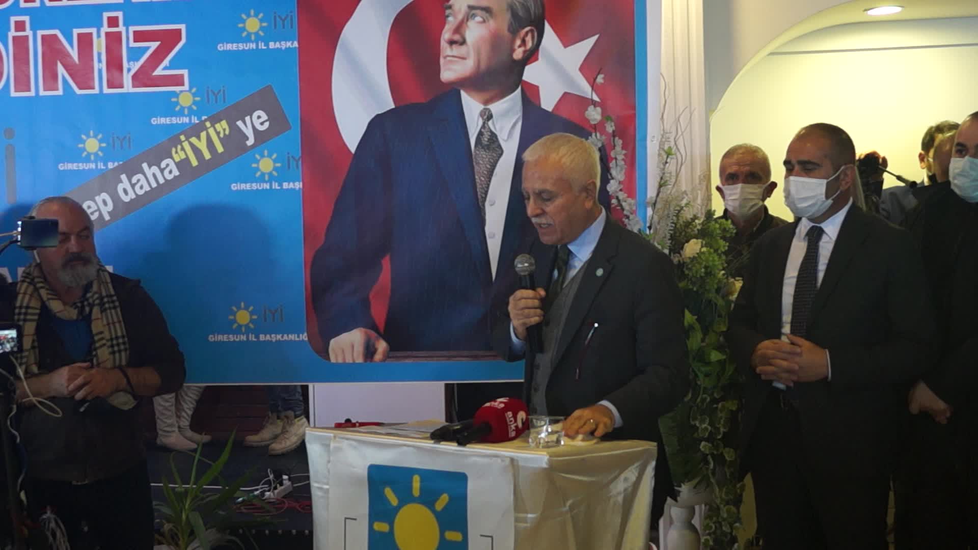 KORAY AYDIN: “AK PARTİ, DAYAK YEMİŞ BOKSÖR GİBİ BİR O YANA BİR BU YANA SALLANIYOR”
