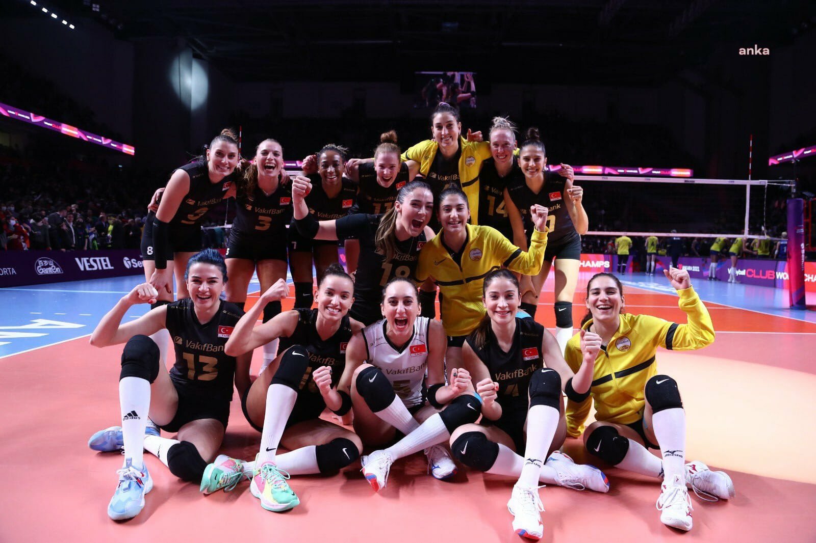 AKŞENER VE BABACAN, 4. KEZ DÜNYA ŞAMPİYONU OLAN VAKIFBANK KADIN VOLEYBOL TAKIMINI KUTLADI