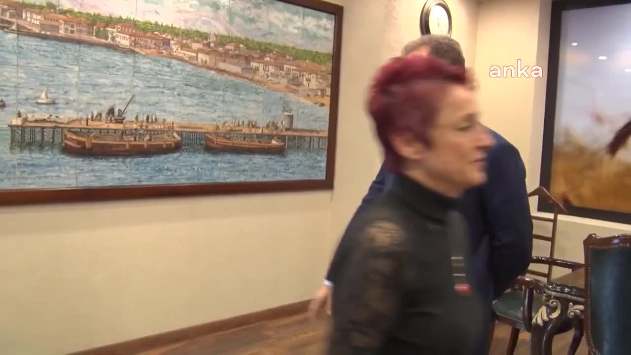 VAHAP SEÇER’DEN TÜRKİYE’NİN KONUŞTUĞU NİKÂH MEMURU DİLEK YÖRÜK’E TEŞEKKÜR BELGESİ: “ŞEHİR DIŞINDAN GELİP NİKAH KIYDIRMAK İSTEYEN VAR”
