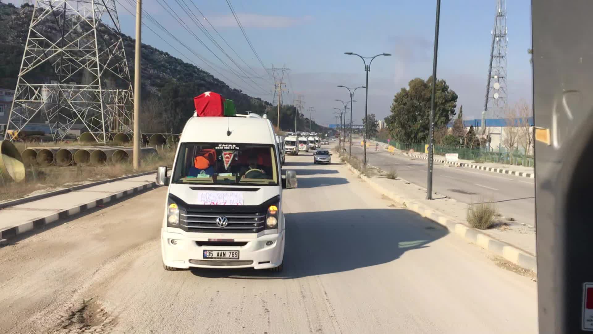 MANİSA'DA SERVİS ŞOFÖRLERİ EYLEM YAPTI: "DEPOMUZU İKİ KEZ AYNI FİYATA DOLDURAMIYORUZ"